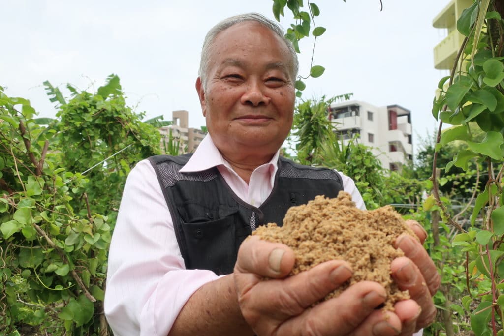 Docteur Teruo Higa et les terres pour purifier l'eau