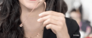 Utiliser le gratte-langue en cuivre